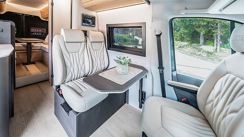 Sitze und Bank im Reisemobil, Foto: Dennis Stratmann